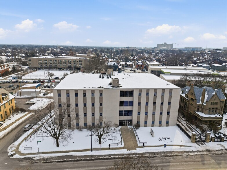 899 E Broad St, Columbus, OH à vendre - Photo de l’immeuble – Image 2 sur 36