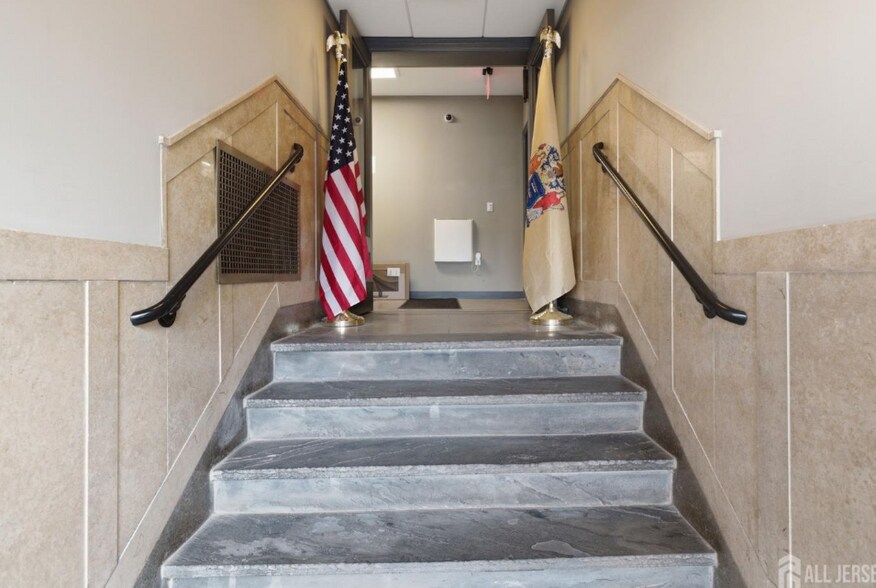 44 N Main St, Milltown, NJ à louer - Hall d’entrée – Image 2 sur 14