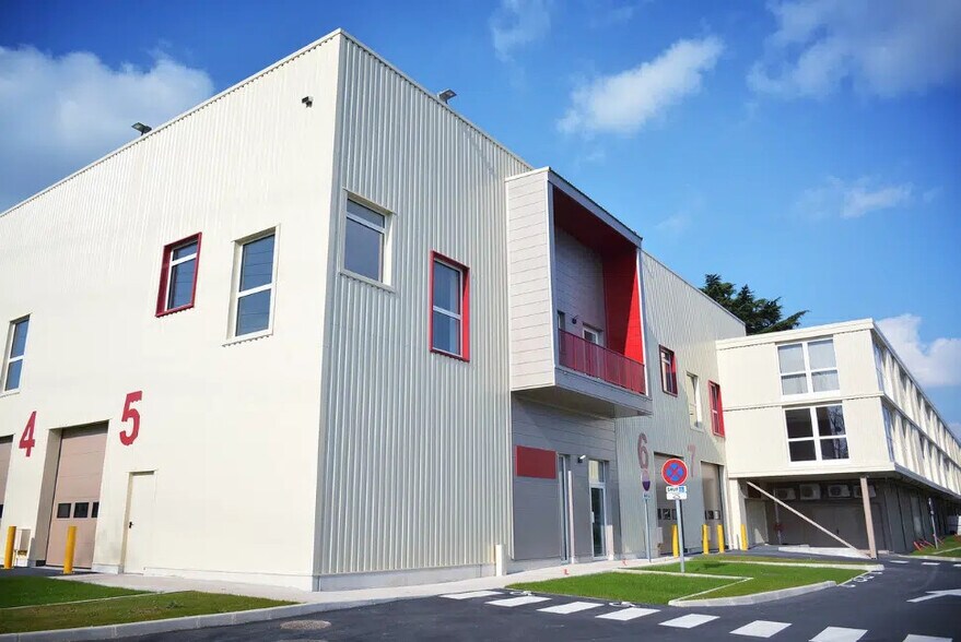 16 Rue Ampère, Pontoise à louer - Photo de l’immeuble – Image 2 sur 5
