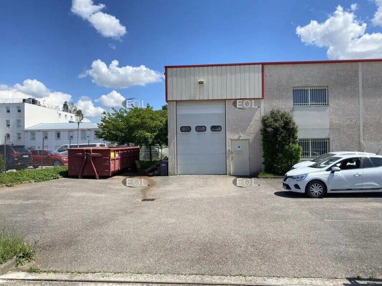 2 Rue Augustin Fresnel, Chassieu à louer - Photo de l’immeuble – Image 1 sur 11