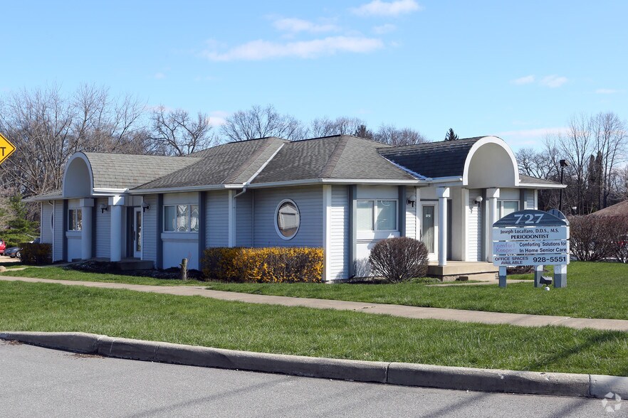 727 Graham Rd, Cuyahoga Falls, OH à vendre - Photo principale – Image 1 sur 22