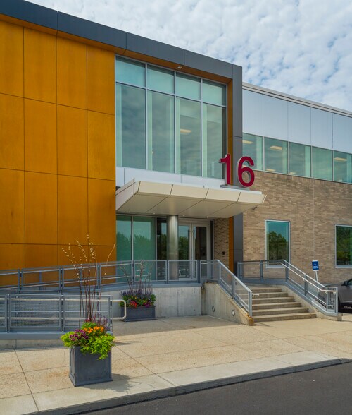 16 Crosby Dr, Bedford, MA à louer - Photo de l’immeuble – Image 2 sur 6