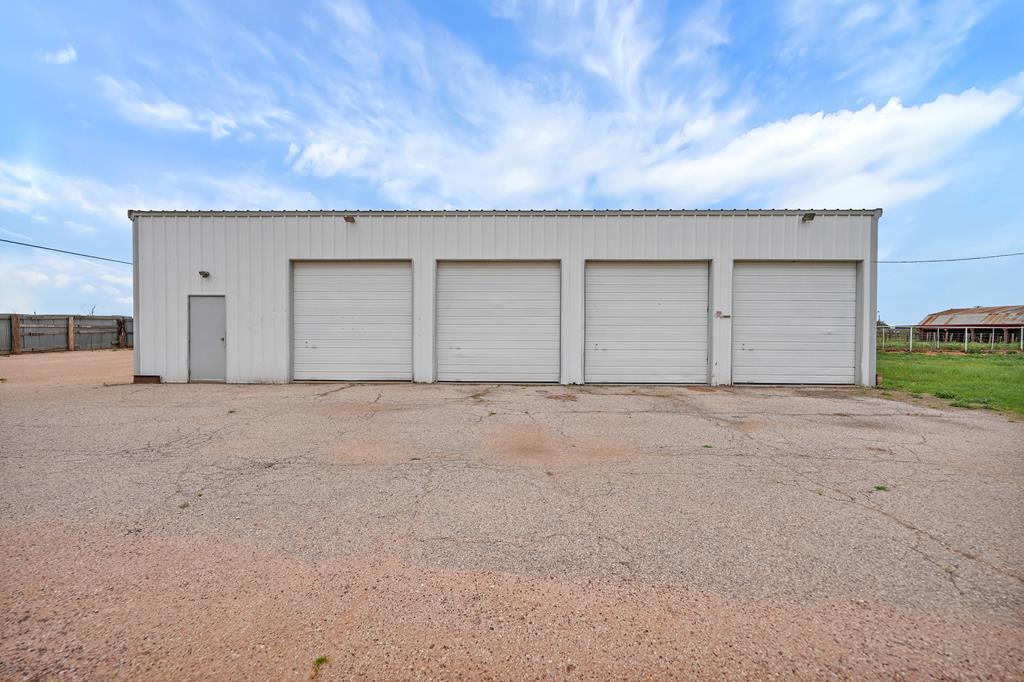 1418 W County Road 140, Midland, TX à louer Photo de l’immeuble– Image 1 sur 13