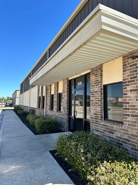 18519 Imperial Valley Dr, Houston, TX à louer - Photo de l’immeuble – Image 1 sur 15
