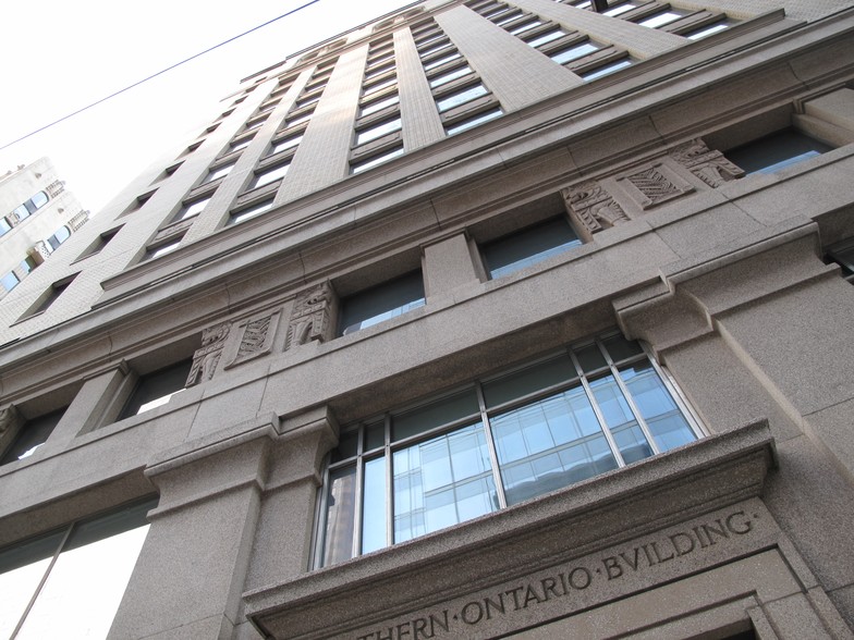 330 Bay St, Toronto, ON à louer - Photo de l’immeuble – Image 2 sur 11