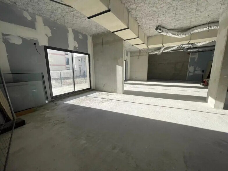 Local commercial dans Cagnes-sur-Mer à louer - Photo de l’immeuble – Image 2 sur 24