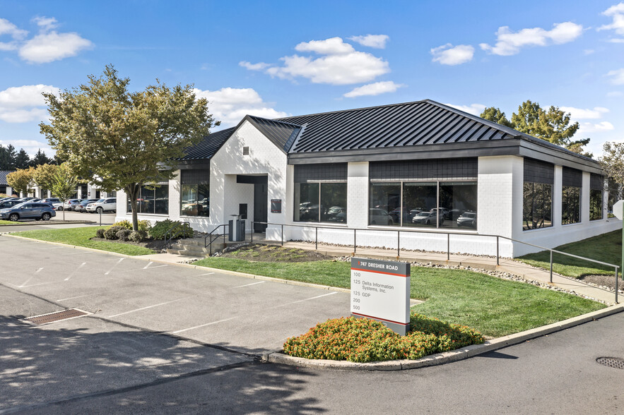 747 Dresher Rd, Horsham, PA à louer - Photo de l’immeuble – Image 2 sur 8