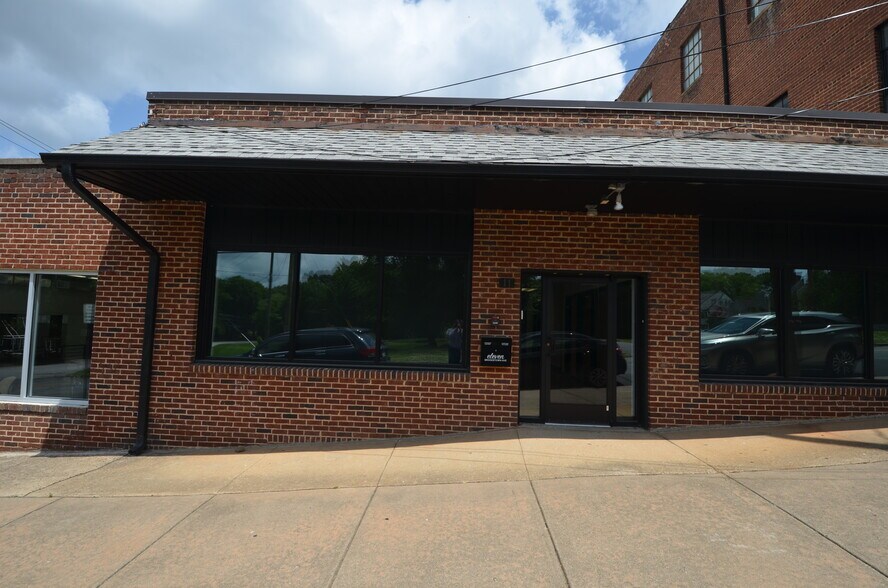 11 Brookstown Ave, Winston-Salem, NC à louer - Photo de l’immeuble – Image 2 sur 10