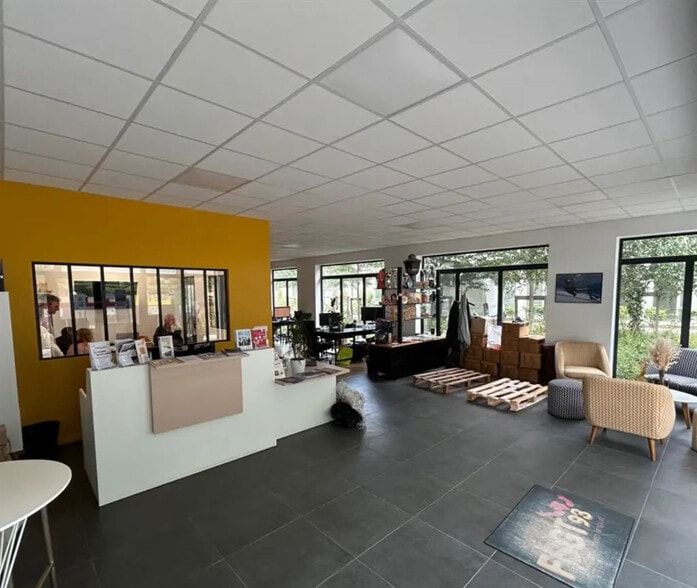 Local commercial dans Bobigny à louer - Photo de l’immeuble – Image 2 sur 3