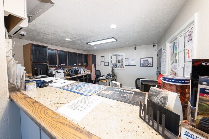 120 S Warner St, Ridgecrest, CA à vendre - Photo de l’immeuble – Image 2 sur 13