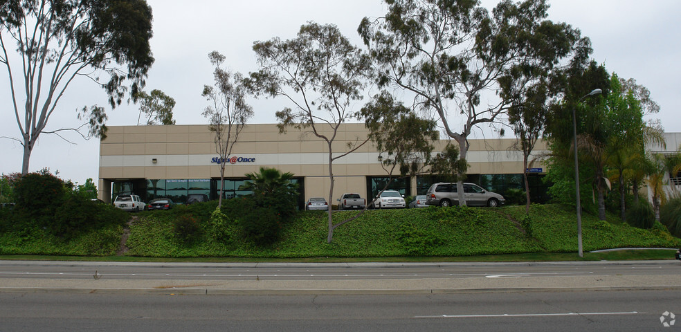 2605 Temple Heights Dr, Oceanside, CA à louer - Photo de l’immeuble – Image 3 sur 4