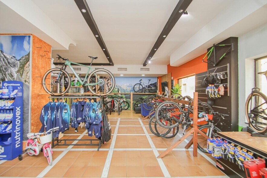 Local commercial dans Bormujos, Sevilla à vendre - Photo de l’immeuble – Image 3 sur 17