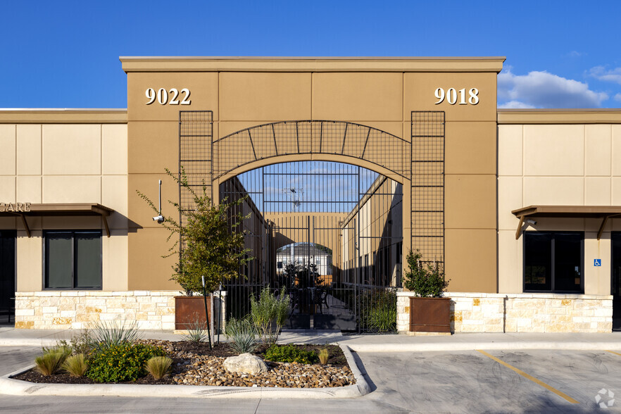 9018 Culebra Rd, San Antonio, TX à louer - Photo de l’immeuble – Image 3 sur 46
