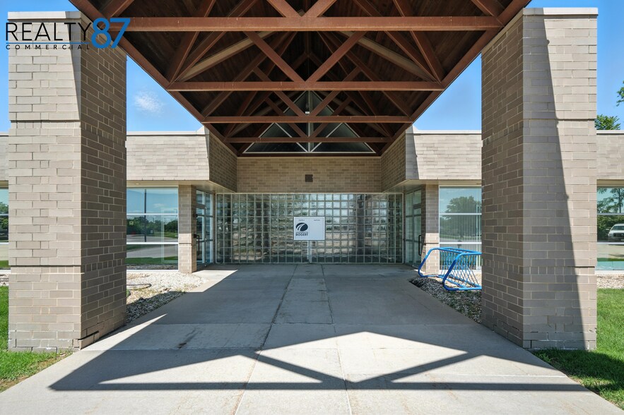 4050 River Center Ct NE, Cedar Rapids, IA à louer - Photo de l’immeuble – Image 2 sur 45