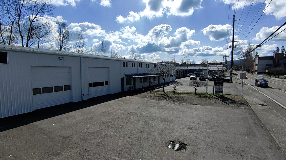 860 NE Cleveland Ave, Gresham, OR à louer - Photo de l’immeuble – Image 2 sur 24
