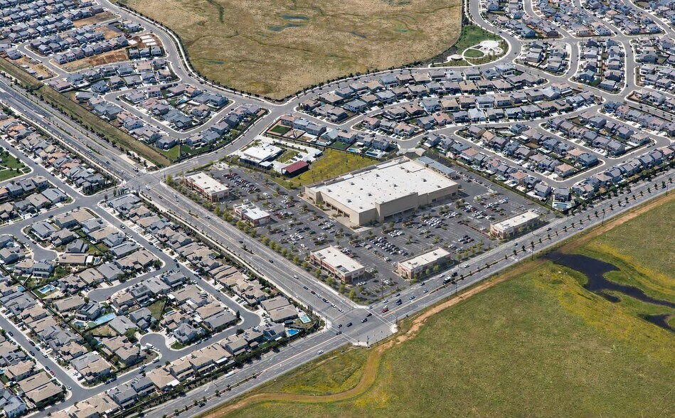 12093 Cobble Brook Drive, Rancho Cordova, CA à vendre - Photo de l’immeuble – Image 2 sur 5