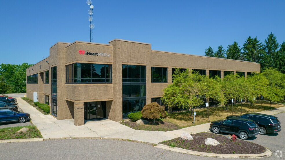 27675 Halsted Rd, Farmington Hills, MI à louer - Photo de l’immeuble – Image 3 sur 5