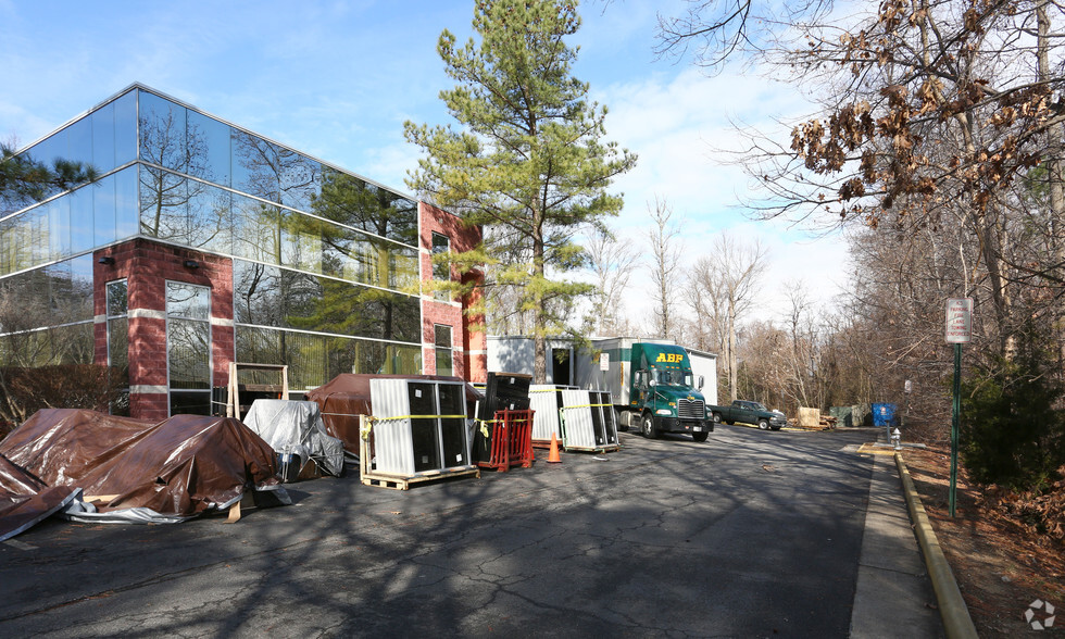 1808 Coyote Dr, Chester, VA à louer - Photo de l’immeuble – Image 3 sur 9