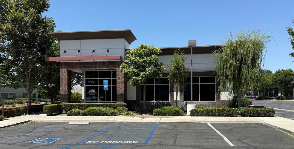 1660 Plum Ln, Redlands, CA à vendre - Photo de l’immeuble – Image 2 sur 5