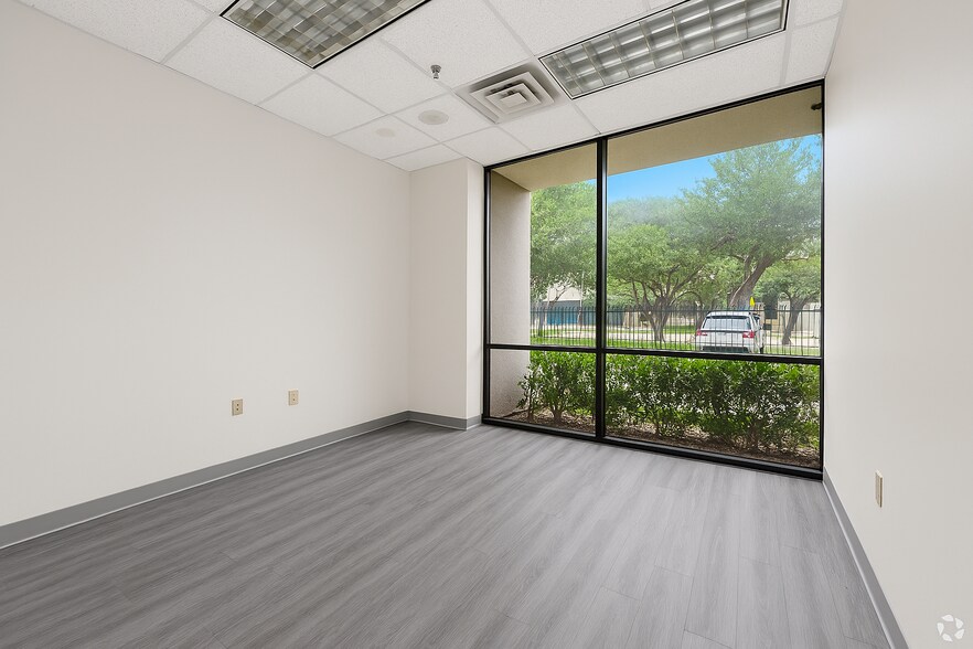 7920 Elmbrook Dr, Dallas, TX à louer - Photo intérieure – Image 3 sur 14