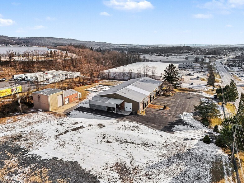 569 Industrial Dr, Lewisberry, PA à vendre - Photo de l’immeuble – Image 3 sur 5
