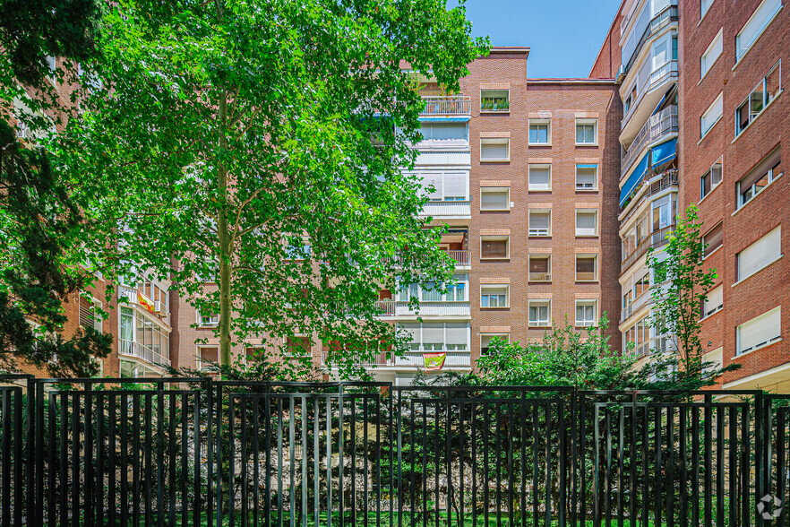 Immeuble residentiel dans Madrid, Madrid à vendre - Photo de l’immeuble – Image 2 sur 3