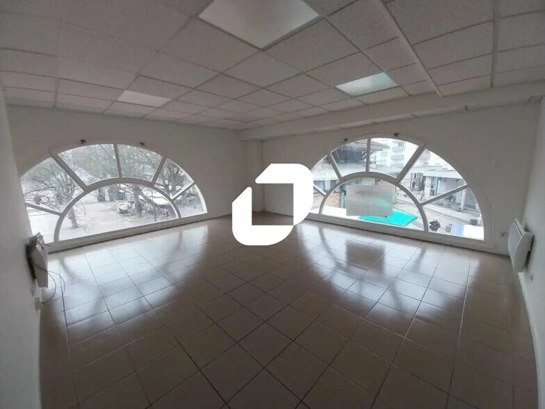 Bureau dans Poissy à louer - Photo de l’immeuble – Image 1 sur 4