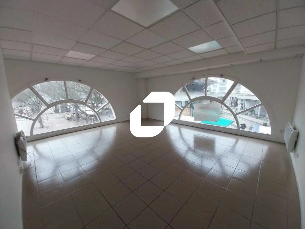 Bureau dans Poissy à louer Photo de l’immeuble– Image 1 sur 5