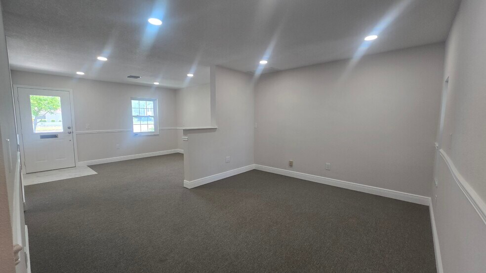 2300 W Bay Dr, Largo, FL à vendre - Photo de l’immeuble – Image 3 sur 9