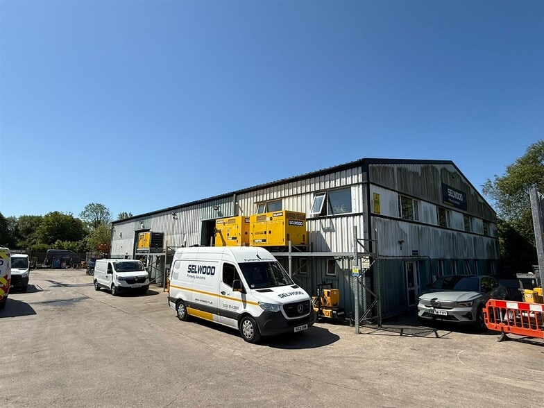 Brynmenyn Industrial Estate portefeuille de 2 biens à vendre sur LoopNet.fr - Photo de l’immeuble – Image 3 sur 8