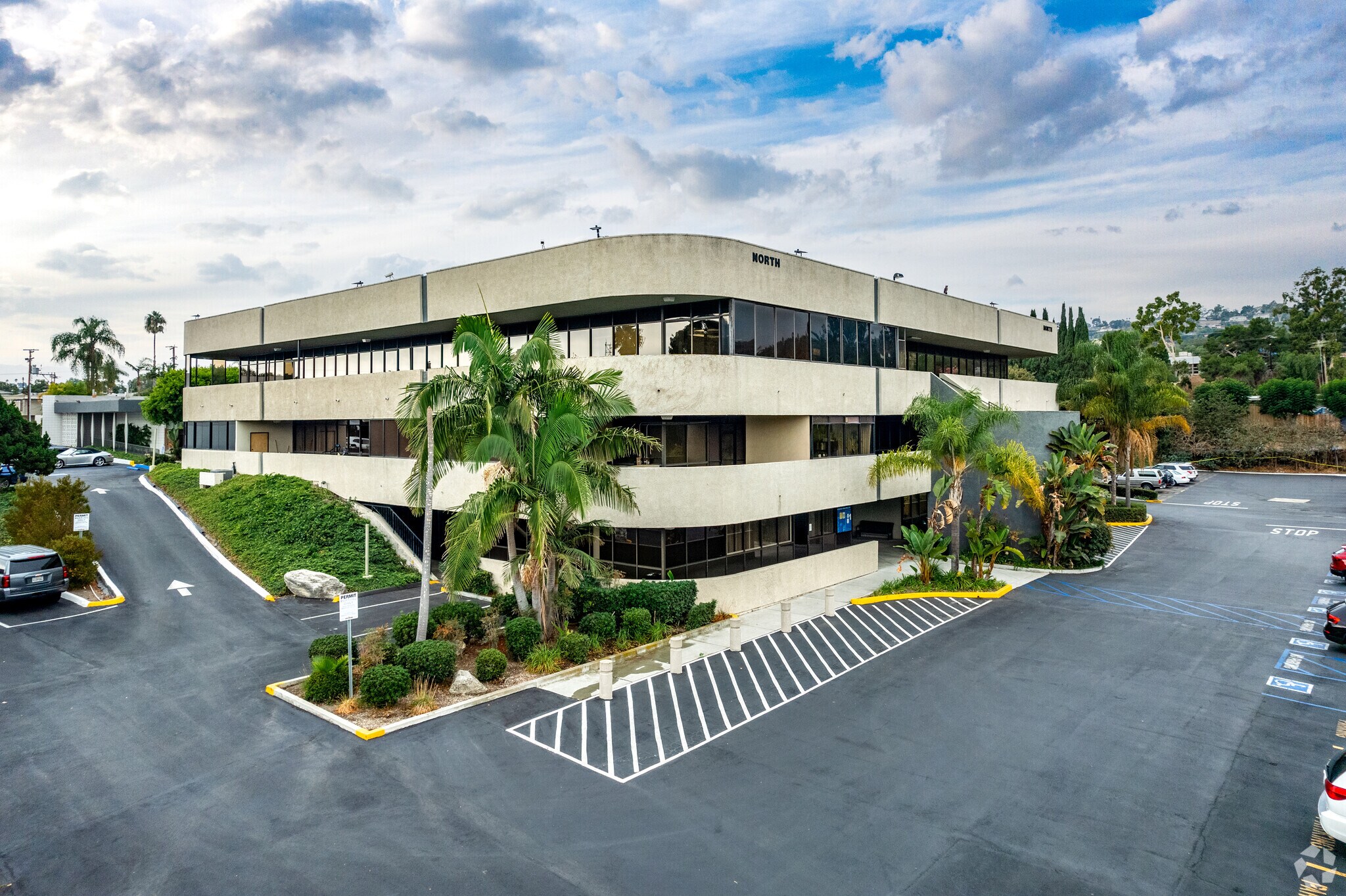 1360 W 6th St, San Pedro, CA à louer Photo principale– Image 1 sur 13