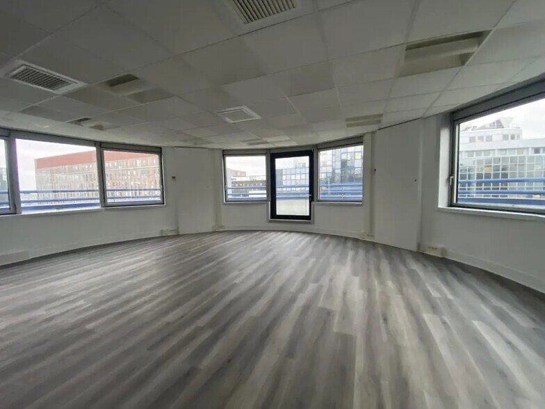 Bureau dans Noisy-le-Grand à louer - Photo de l’immeuble – Image 1 sur 17
