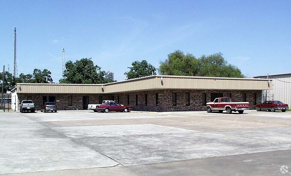 313 N Hwy 146, Baytown, TX à louer - Photo de l’immeuble – Image 2 sur 4