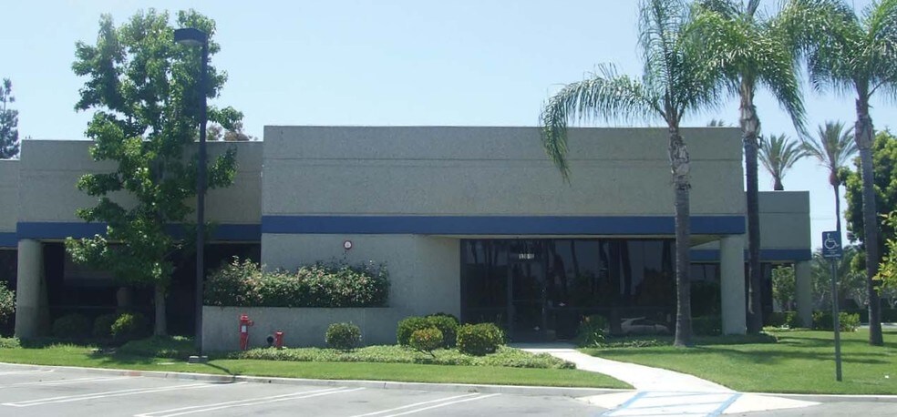 13810 Cerritos Corporate Dr, Cerritos, CA à louer - Photo de l’immeuble – Image 2 sur 4