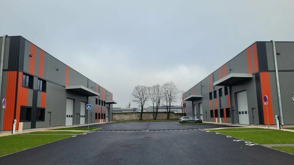 Local d’activités dans Le Petit-Quevilly à louer - Photo de l’immeuble – Image 1 sur 12
