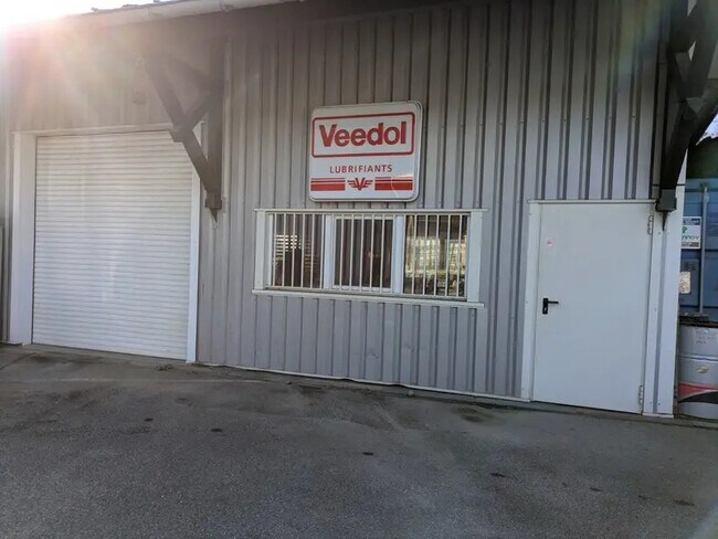 Plus de détails pour Local d'activités à louer