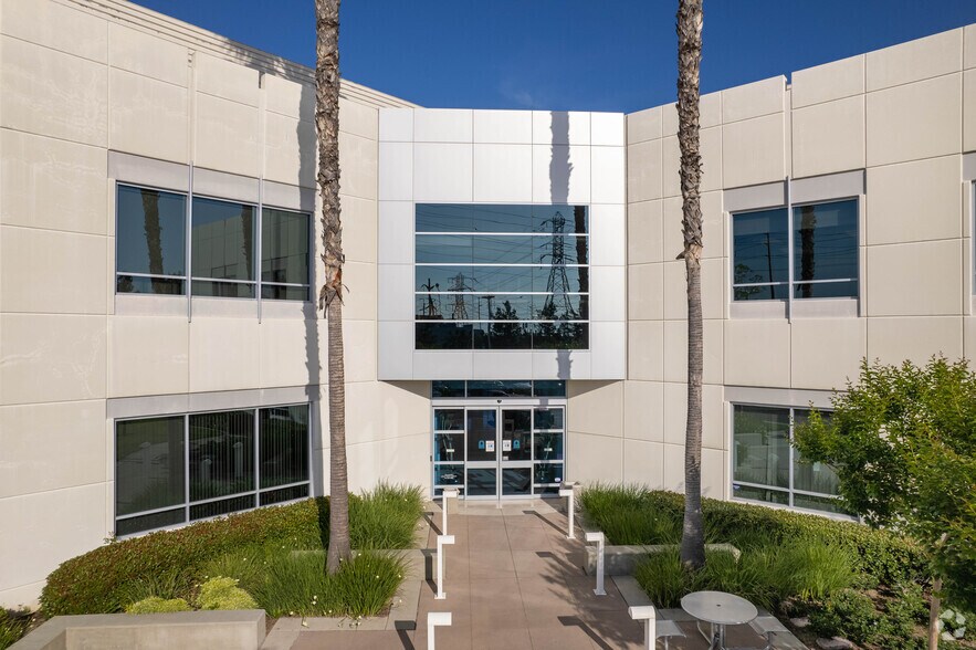 15825 Laguna Canyon Rd, Irvine, CA à louer - Photo de l’immeuble – Image 2 sur 9