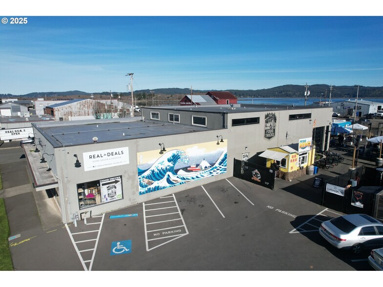 790 N Bayshore Dr, Coos Bay, OR à vendre - Photo de l’immeuble – Image 3 sur 43