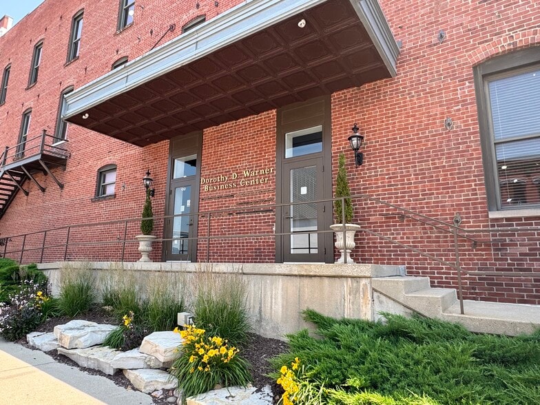 100 S Center St, Clinton, IL à louer - Photo de l’immeuble – Image 3 sur 3