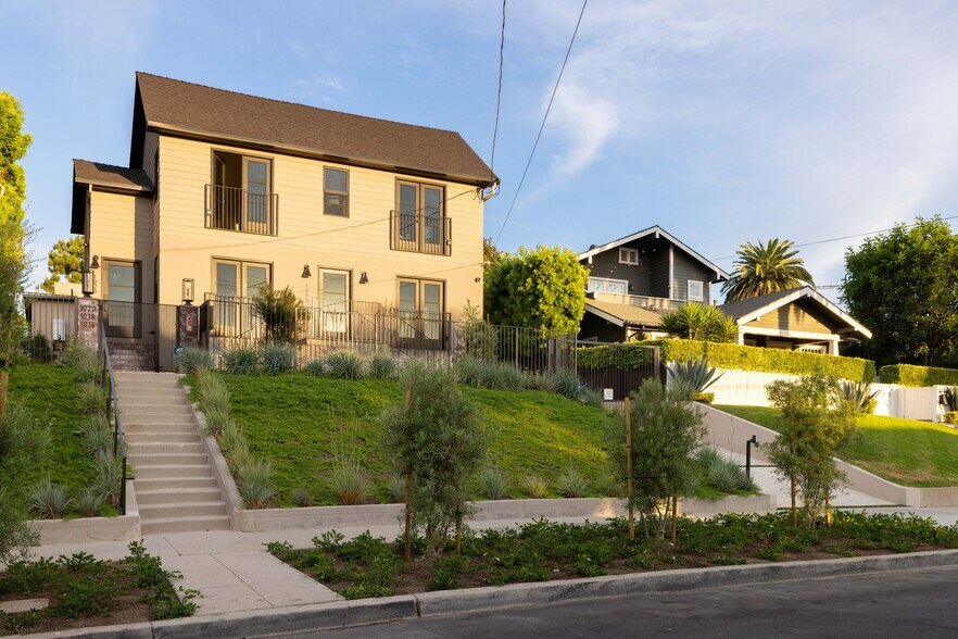 1018 Manzanita St, Los Angeles, CA à vendre - Photo de l’immeuble – Image 3 sur 43