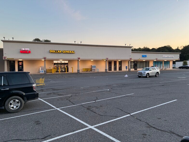 West Holyoke Plaza portefeuille de 3 biens à vendre sur LoopNet.fr - Photo de l’immeuble – Image 2 sur 14