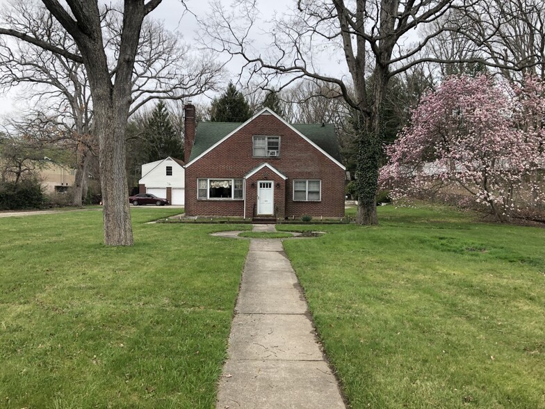 959 W Jericho Tpke, Smithtown, NY à vendre - Photo de l’immeuble – Image 2 sur 9
