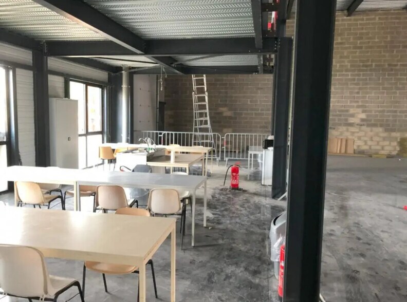 Local d’activités dans Lormont à louer - Photo de l’immeuble – Image 3 sur 7