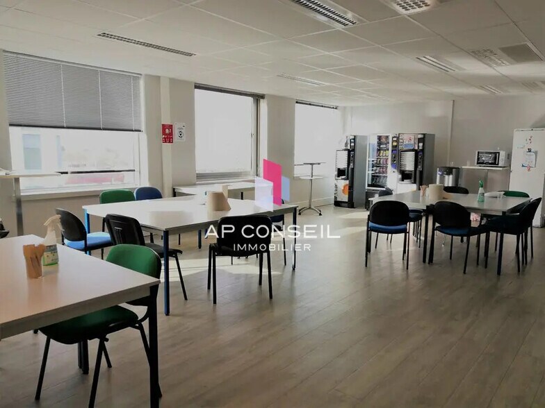3 Rue Stephenson, Montigny-le-Bretonneux à louer - Photo de l’immeuble – Image 3 sur 7