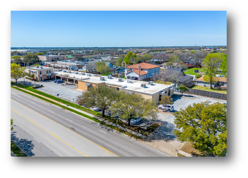 1340 S main St, Grapevine, TX à vendre - Photo de l’immeuble – Image 2 sur 17