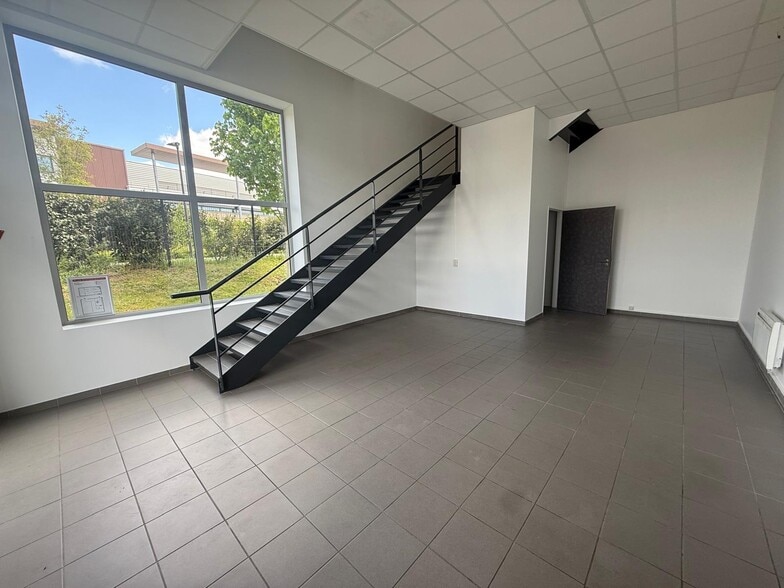 Local d’activités dans Frépillon à louer - Hall d’entrée – Image 2 sur 10