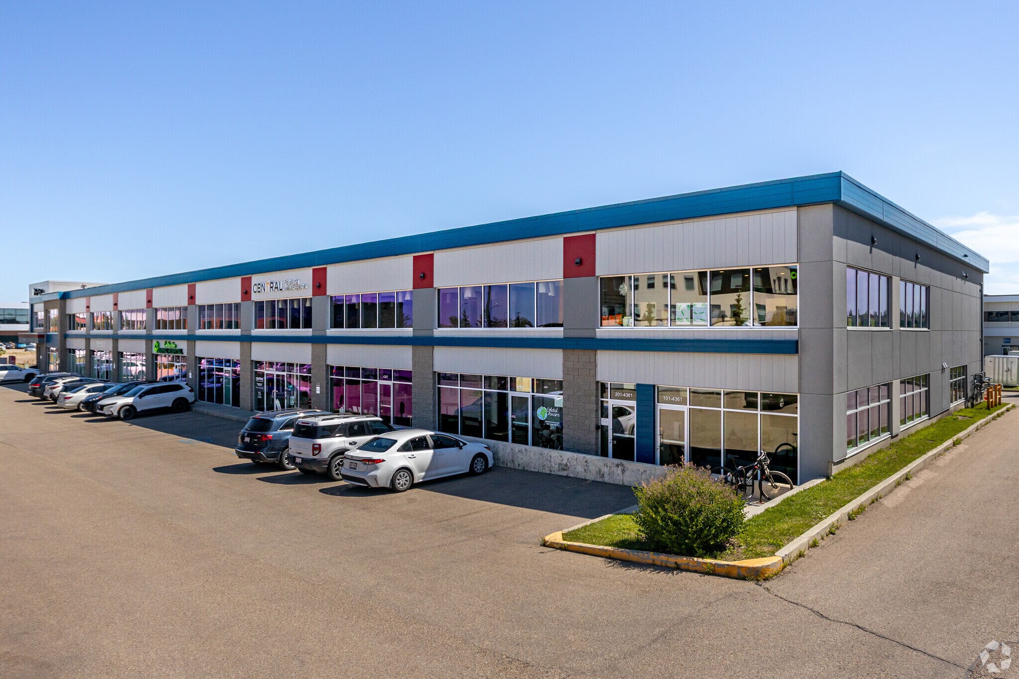 4351 Savaryn Dr SW, Edmonton, AB à louer Photo principale– Image 1 sur 4