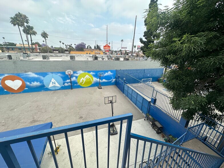 1731 W Martin Luther King Jr Blvd, Los Angeles, CA à louer - Photo de l’immeuble – Image 2 sur 10