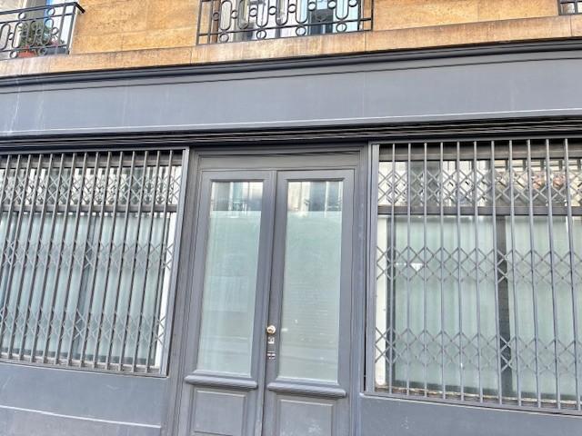 Local commercial dans Paris à louer - Photo de l’immeuble – Image 1 sur 4