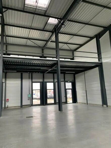 Local d’activités dans Saint-Quentin-Fallavier à louer - Photo de l’immeuble – Image 3 sur 30